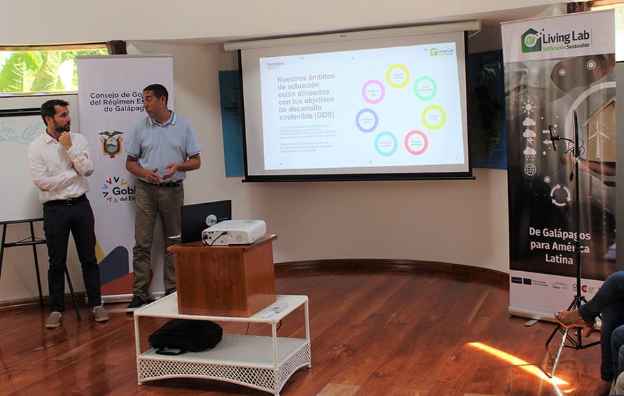 Izquierda a derecha. Jorge Torres y Ander Romero, técnicos internacionales de TECNALIA durante su intervención.