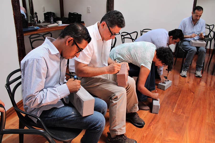 ¿A quién dedico mi esfuerzo para hacer realidad la edificación sostenible en Galápagos? De izquierda a derecha: Autoridades del Ministerio de Turismo, Consejo de Gobierno de Galápagos, Ministerio de Educación y BanEcuador.