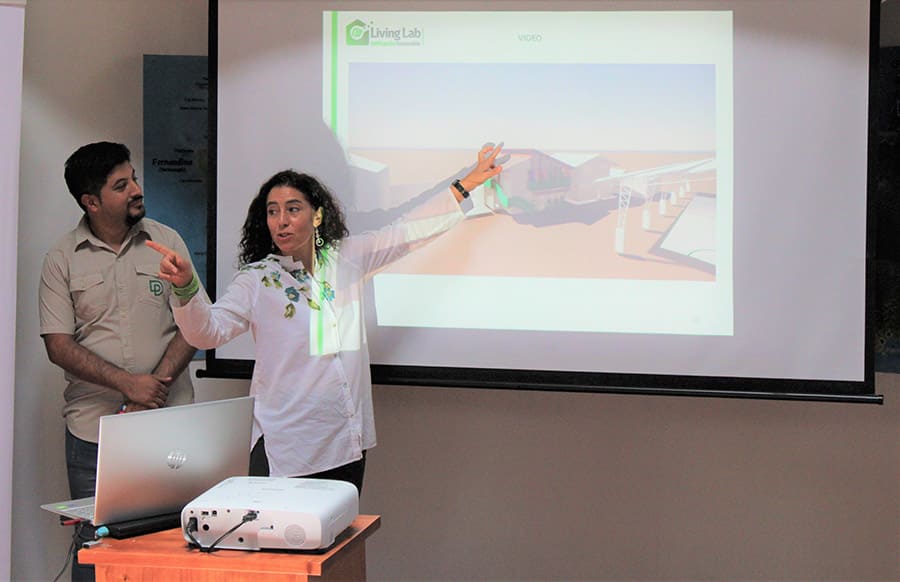 Natalia Corral, arquitecta de Living Lab, explica intervención en Escuela Galo Plaza Lasso.